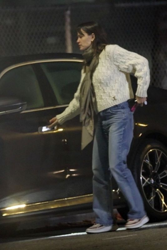 JENNIFER GARNER Arrives at Her Children