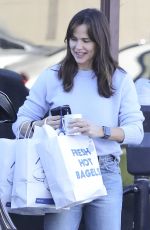 JENNIFER GARNER Felivering Breakfast to Ben Affleck