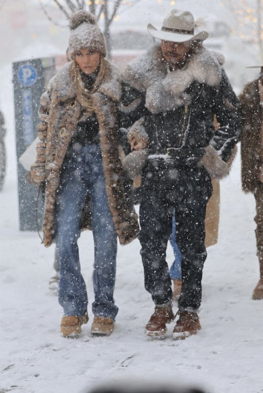 JENNIFER LOPEZ Braves Heavy Snow for Lunch in Aspen 12/30/2024