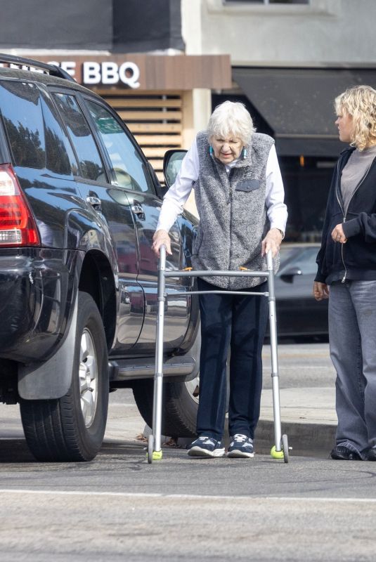 JOJO SIWA and KATH EBBS Assist a Elderly Woman after Car Accident during Coffee Outing 12/13/2024