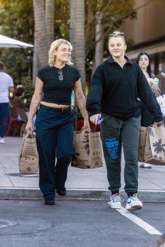 JOJO SIWA and KATH EBBS Shopping at Erewhon Market in Studio City 12/18/2024
