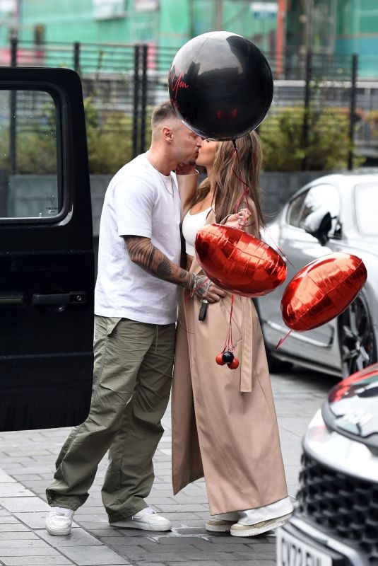 JORDI LEIGH Kissing a Mystery Man Outside Dakota Hotel in Manchester 11/18/2024