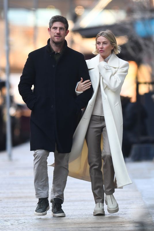 JULIANNE HOUGH Out with a Mystery Man in New York 12/03/2024