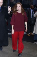 JULIANNE MOORE Leaves Drew Barrymore Show 12/10/2024