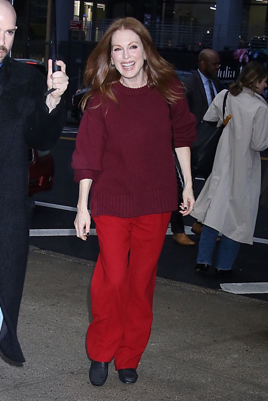 JULIANNE MOORE Leaves Drew Barrymore Show 12/10/2024