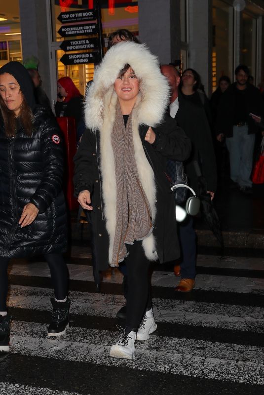 KELLY CLARKSON Out and About in New York 12/11/2024