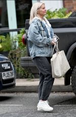 KERRY KATONA Leaves Hairdressers in Alderley Edge 12/23/2024