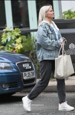 KERRY KATONA Leaves Hairdressers in Alderley Edge 12/23/2024