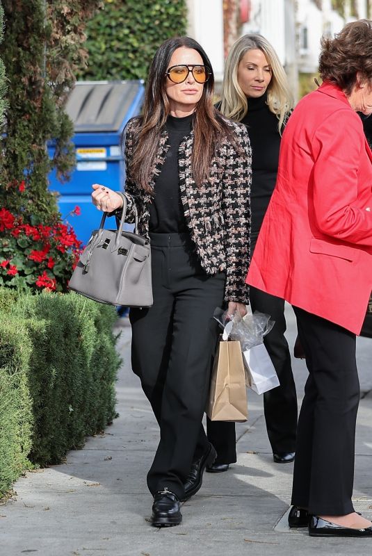 KYLE RICHARDS Enjoys Christmas Lunch and Shopping with Friends in Beverly Hills 12/11/2024