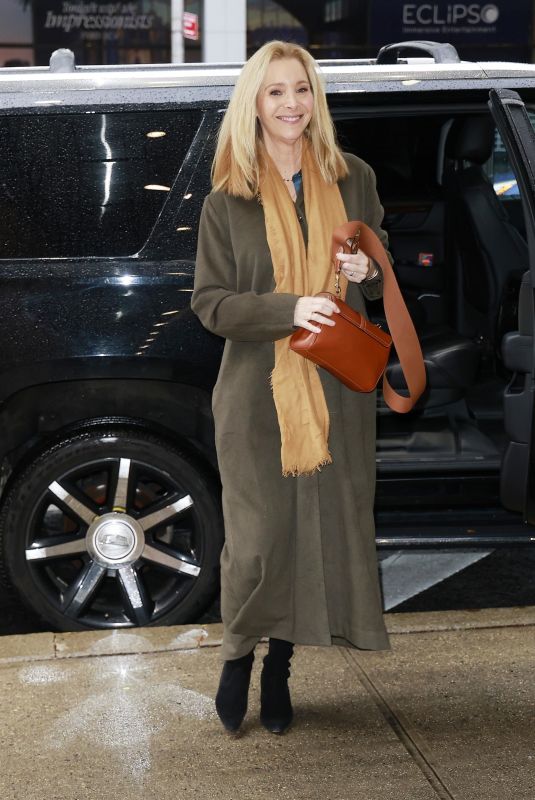 LISA KUDROW Arrives at Drew Barrymore Show 12/11/2024