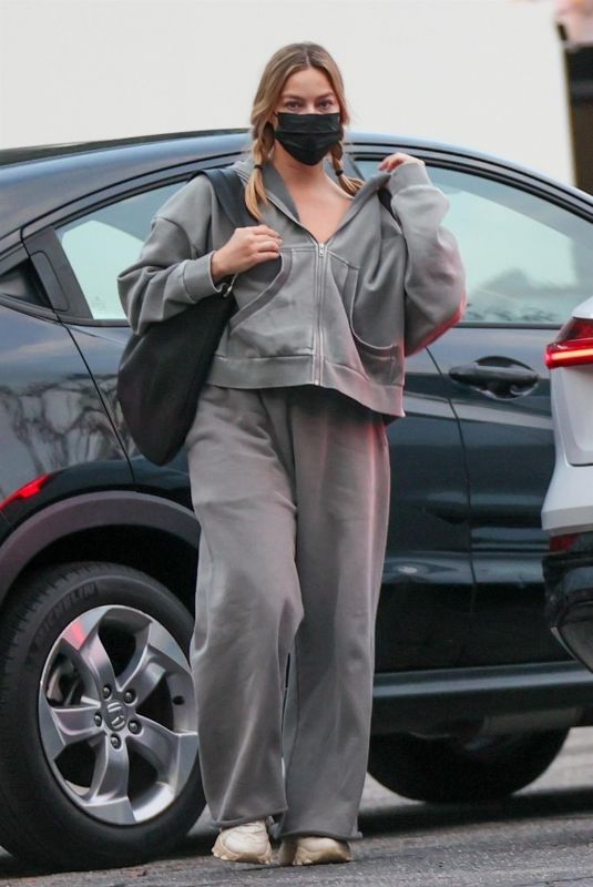 MARGOT ROBBIE Arrives at Her Office in Los Angeles 12/01/2024