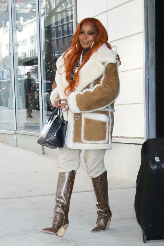 MARY J. BLIGE Arrives at Drew Barrymore Show to Promote Her Latest Album Gratitude in New York 12/17/2024