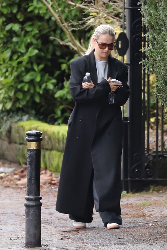 MOLLY MAE HAGUE Arrives at Terrence Paul Hairdressers in Hale on Christmas Eve 12/24/2024