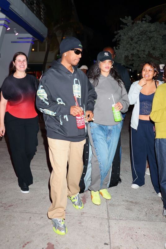 RIHANNA Stops at Wet Willies for Some Drinks in Miami 12/08/2024