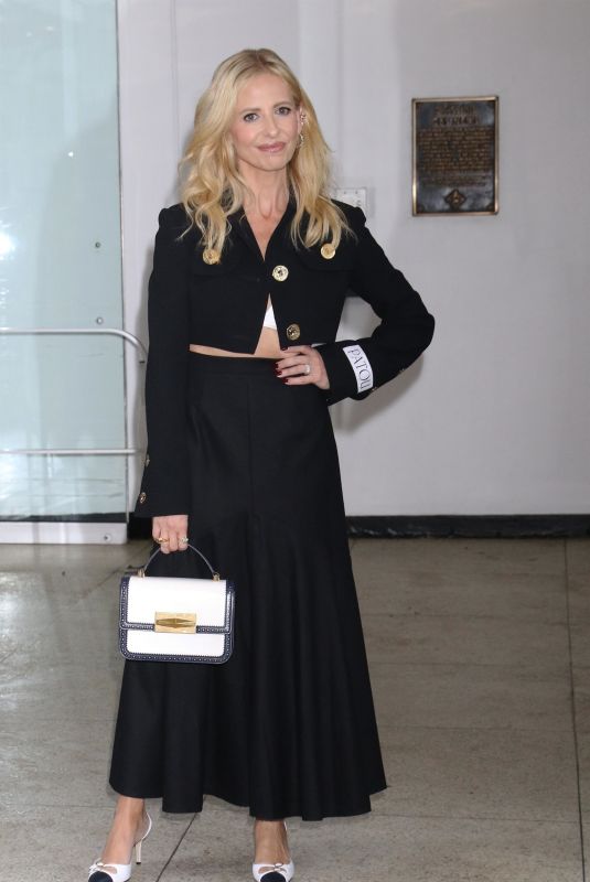 SARAH MICHELLE GELLAR Promotes Dexter: Original Sin at Drew Barrymore Show in New York 12/11/2024