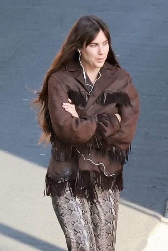 SCOUT WILLIS Out Near Home in Silver Lake 12/17/2024