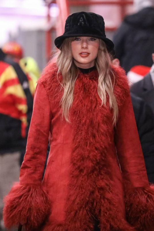 TAYLOR SWIFT Arrives at Houston Texans vs Kansas City Chiefs Game at Arrowhead Stadium in Kansas City 12/21/2024