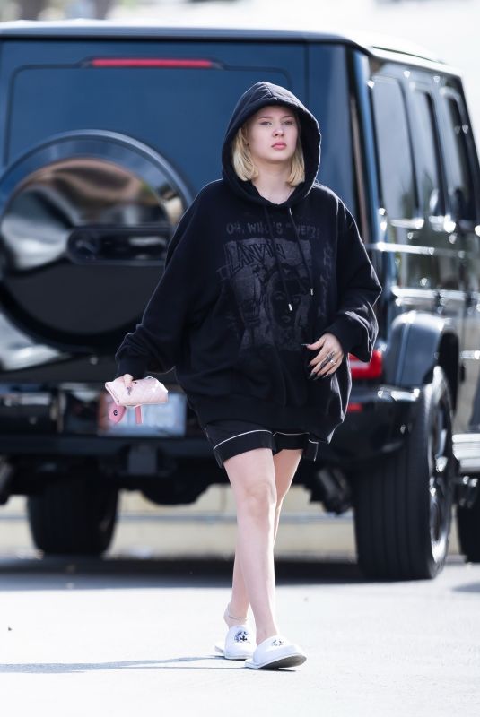 ALABAMA BARKER Picking up a Bagel for Breakfast in Calabasas 01/04/2025