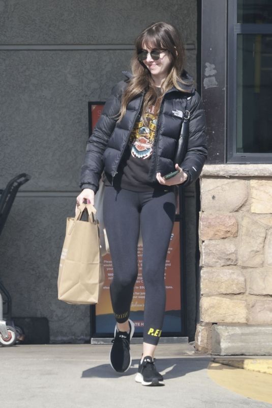 ALISON BRIE Leaves Grocery Store in Los Feliz 01/29/2025