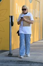 AMANDA BYNES Stops by Her Local FedEx Office in Los Angeles 01/20/2025