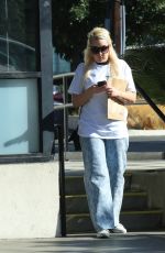 AMANDA BYNES Stops by Her Local FedEx Office in Los Angeles 01/20/2025