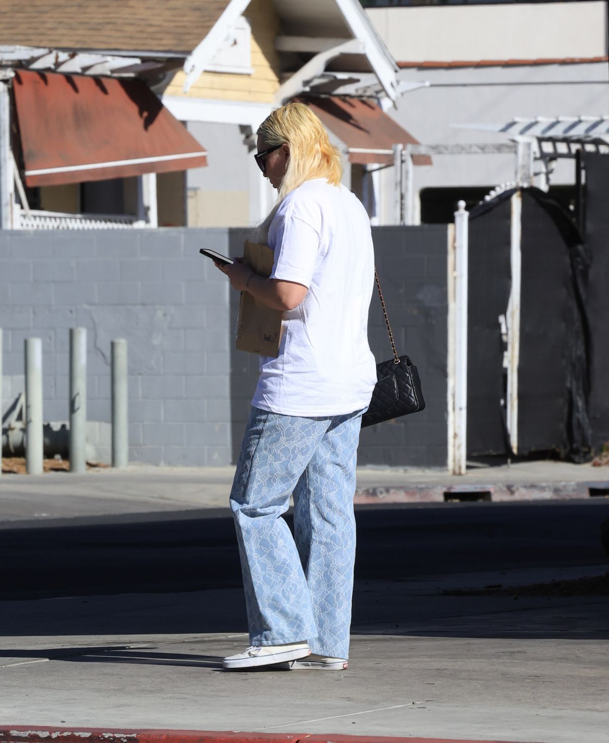 AMANDA BYNES Stops By Her Local FedEx Office In Los Angeles 01 20 2025 Amanda bynes stops by her local fedex office in los angeles 01 20 2025