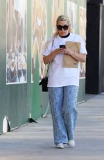 AMANDA BYNES Stops by Her Local FedEx Office in Los Angeles 01/20/2025
