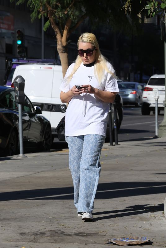 AMANDA BYNES Stops by Her Local FedEx Office in Los Angeles 01/20/2025