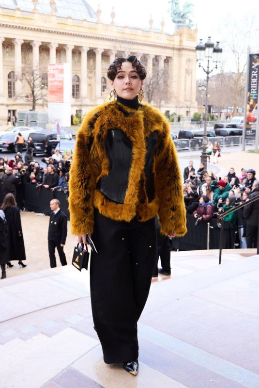 ARAYA HARGATE Arrives at Schiaparelli Haute Couture Spring-Summer 2025 Show in Paris 01/27/2025