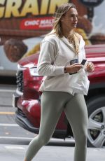 ARYNA SABALENKA Picks up Her Uber Eats Order in Melbourne 01/11/2025