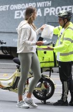 ARYNA SABALENKA Picks up Her Uber Eats Order in Melbourne 01/11/2025