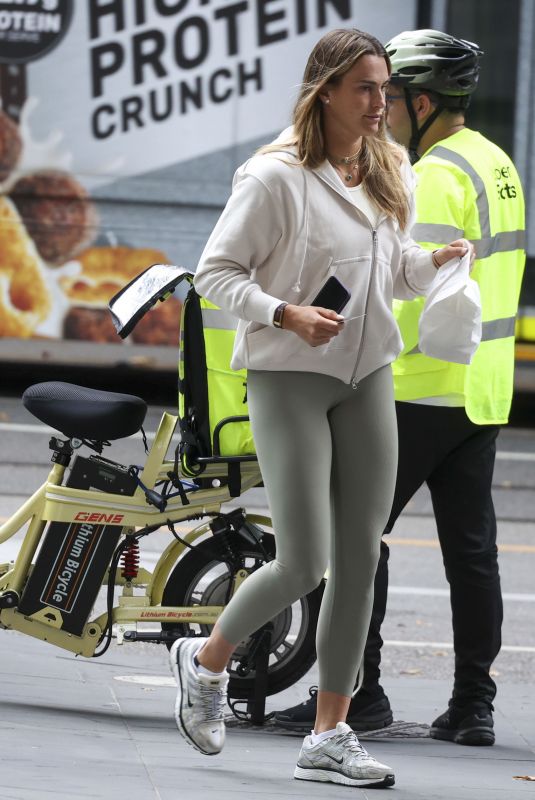 ARYNA SABALENKA Picks up Her Uber Eats Order in Melbourne 01/11/2025