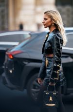 CAROLINE DAUR Arrives at Schiaparelli Haute Couture Spring-Summer 2025 Show at Paris Fashion Week 01/27/2025