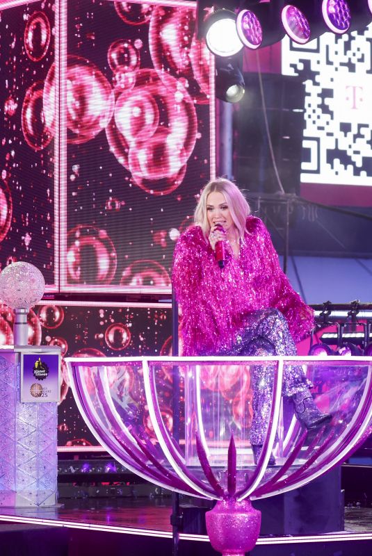 CARRIE UNDERWOOD at Times Square New Year