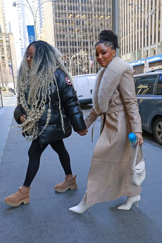 CHLOE BAILEY Out and About with Her Mom in New York 01/07/2025