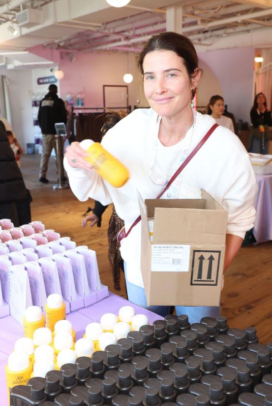 COBIE SMULDERS Helping with LA Fire Relief Donations at Babylist in Los Angeles 01/21/2025