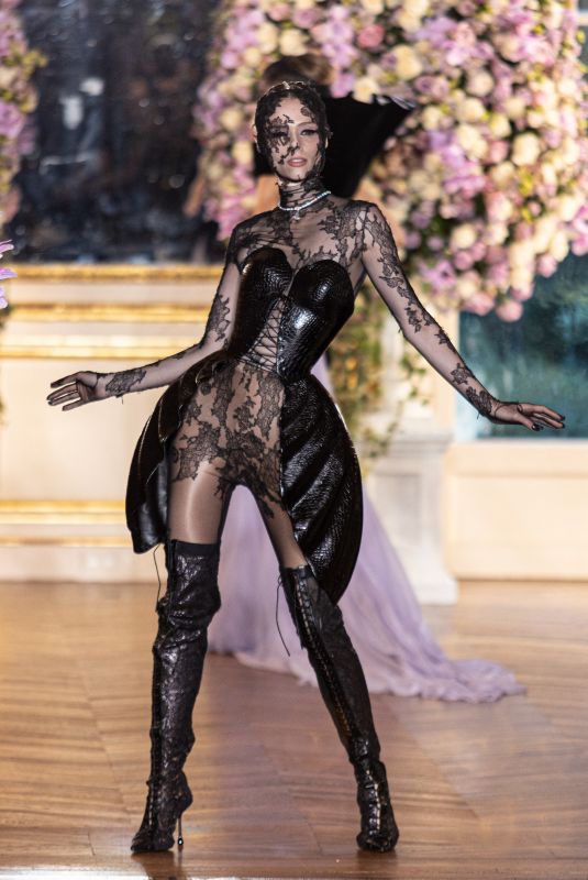 COCO ROCHA Walks Runway at Yuima Nakazato Haute Couture Spring-Summer 2025 Show at Paris Fashion Week 01/30/2025