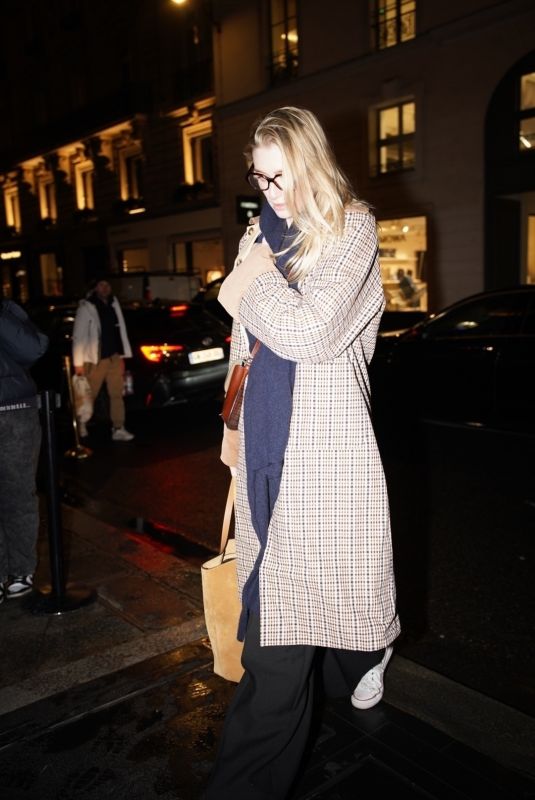 ELIZABETH DEBICKI Arrives at Her Hotel at Paris Fashion Week 01/26/2025