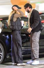 ELIZABETH OLSEN and Robbie Arnett Pack on the PDA 01/01/2025