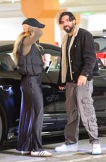 ELIZABETH OLSEN and Robbie Arnett Pack on the PDA 01/01/2025