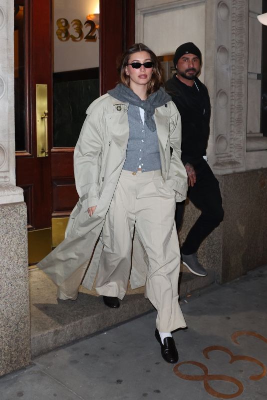 HAILEY BIEBER Returns to Her NYC Apartment After Visiting Friends 01/29/2025