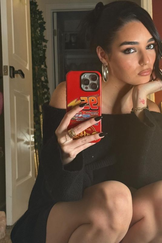 INDIANA MASSARA - Instagram Photos 01/17/2025