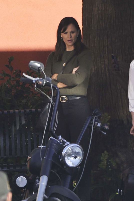 JENNIFER GARNER Filming Scenes for The Last Thing He Told Me in Long Beach 01/24/2025
