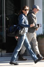 JENNIFER GARNER Volunteers with a Relief Team to Help feed Firefighters in Los Angeles 01/10/2025