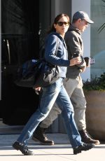 JENNIFER GARNER Volunteers with a Relief Team to Help feed Firefighters in Los Angeles 01/10/2025
