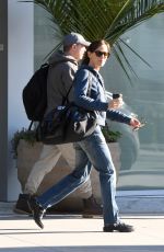 JENNIFER GARNER Volunteers with a Relief Team to Help feed Firefighters in Los Angeles 01/10/2025