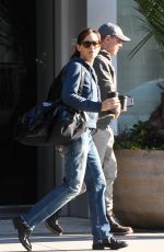 JENNIFER GARNER Volunteers with a Relief Team to Help feed Firefighters in Los Angeles 01/10/2025