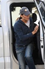JENNIFER GARNER Volunteers with a Relief Team to Help feed Firefighters in Los Angeles 01/10/2025