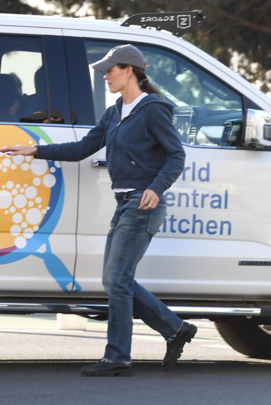 JENNIFER GARNER Volunteers with a Relief Team to Help feed Firefighters in Los Angeles 01/10/2025
