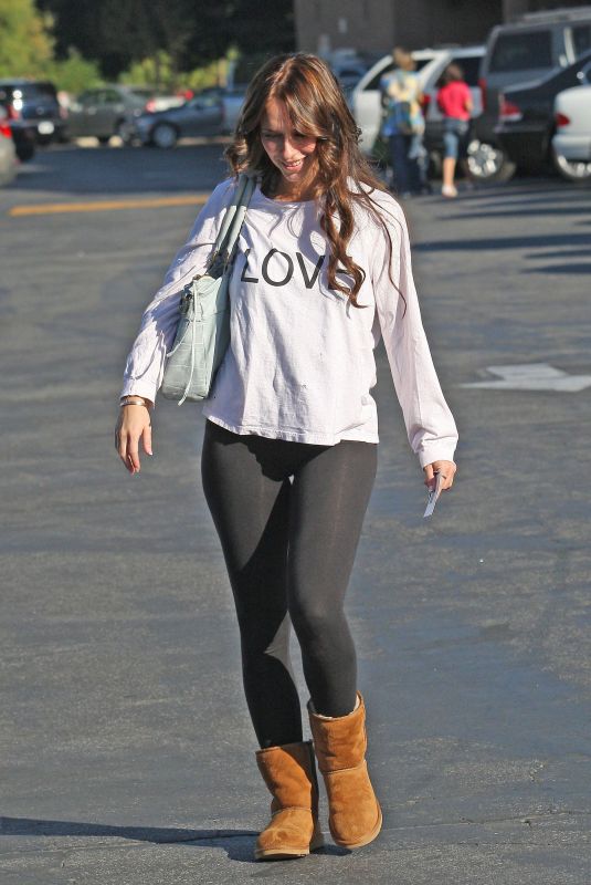 JENNIFER LOVE HEWITT Arrives at Pole Dancing Class in Encino 10/10/2009